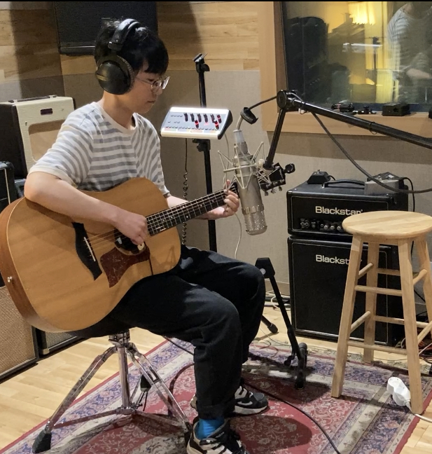 기타를 안아주었다.