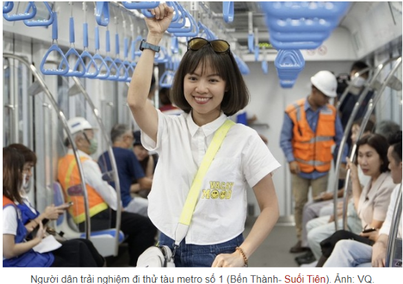메트로1호선(벤탄-수오이띠엔) 시범운행 체험하는 사람들