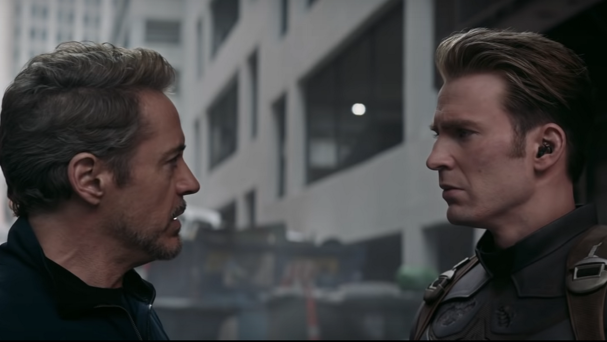 영화 <어벤져스:엔드게임>에서 대화를 나누고 있는 아이언맨(왼쪽)과 캡틴 아메리카(오른쪽) / 출처 : <엔드게임> 스틸컷
