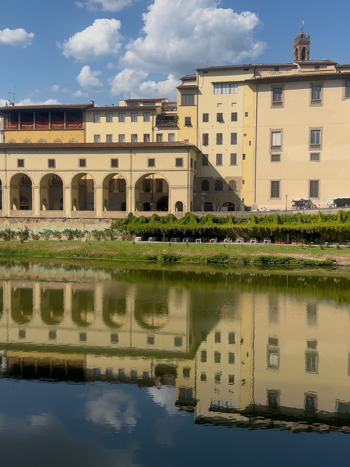 여기서 고개만 돌리면 베키오 다리를 건너는 여행객들을 구경하며 마음 편안히 책을 읽거나 글을 쓸수 있다.