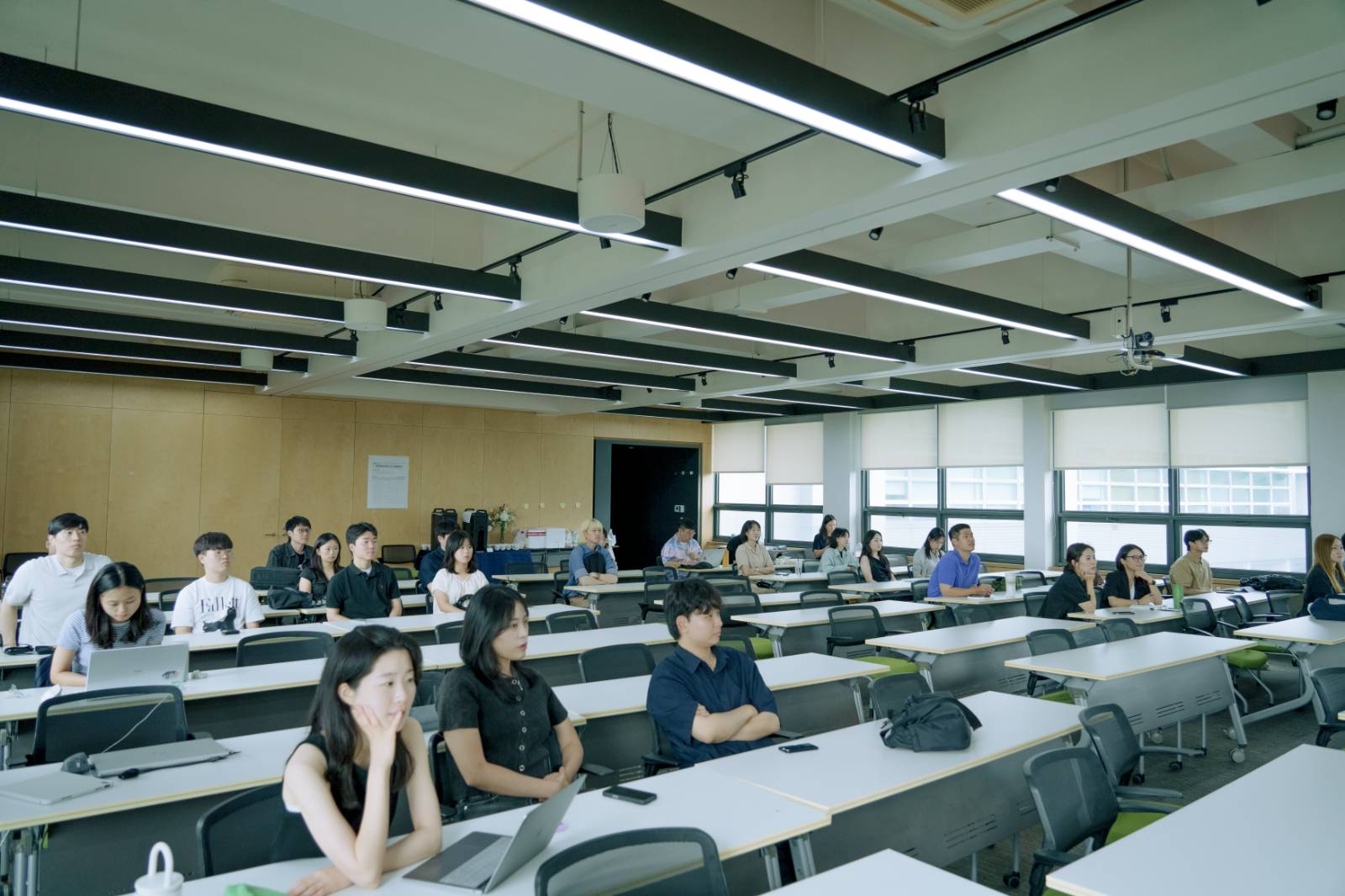 각 학과 조교의 학과 소개 및 학사 안내를 듣고 있는 신입생들