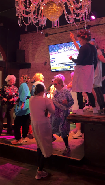 클럽2에서 브라이덜 샤워를 하는 MZ 할머니들