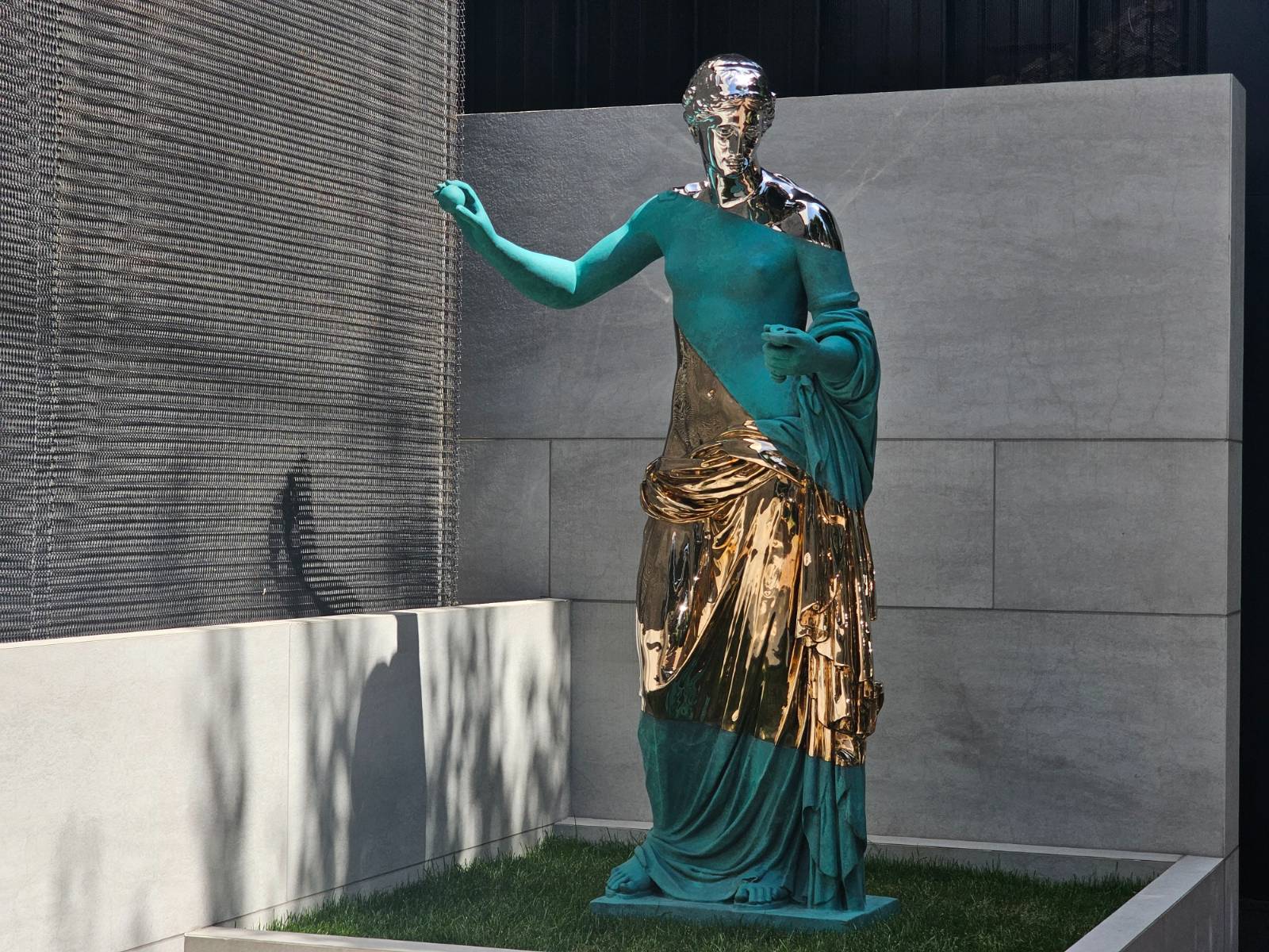 <Amalgamized Venus of Arles> 2023, Patinated bronze, polished bronze, stainless steel, 200×90.9×72.8cm