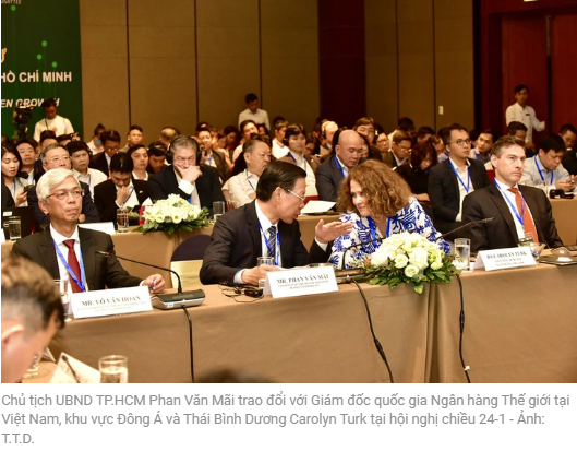판 반 마이 호치민시장은 1/24일 오후 컨퍼런스에서 케롤린 터크(Carolyn Turk) 세계은행 베트남 및 동아시아-태평양지역 담당 국장과 교류했습니다