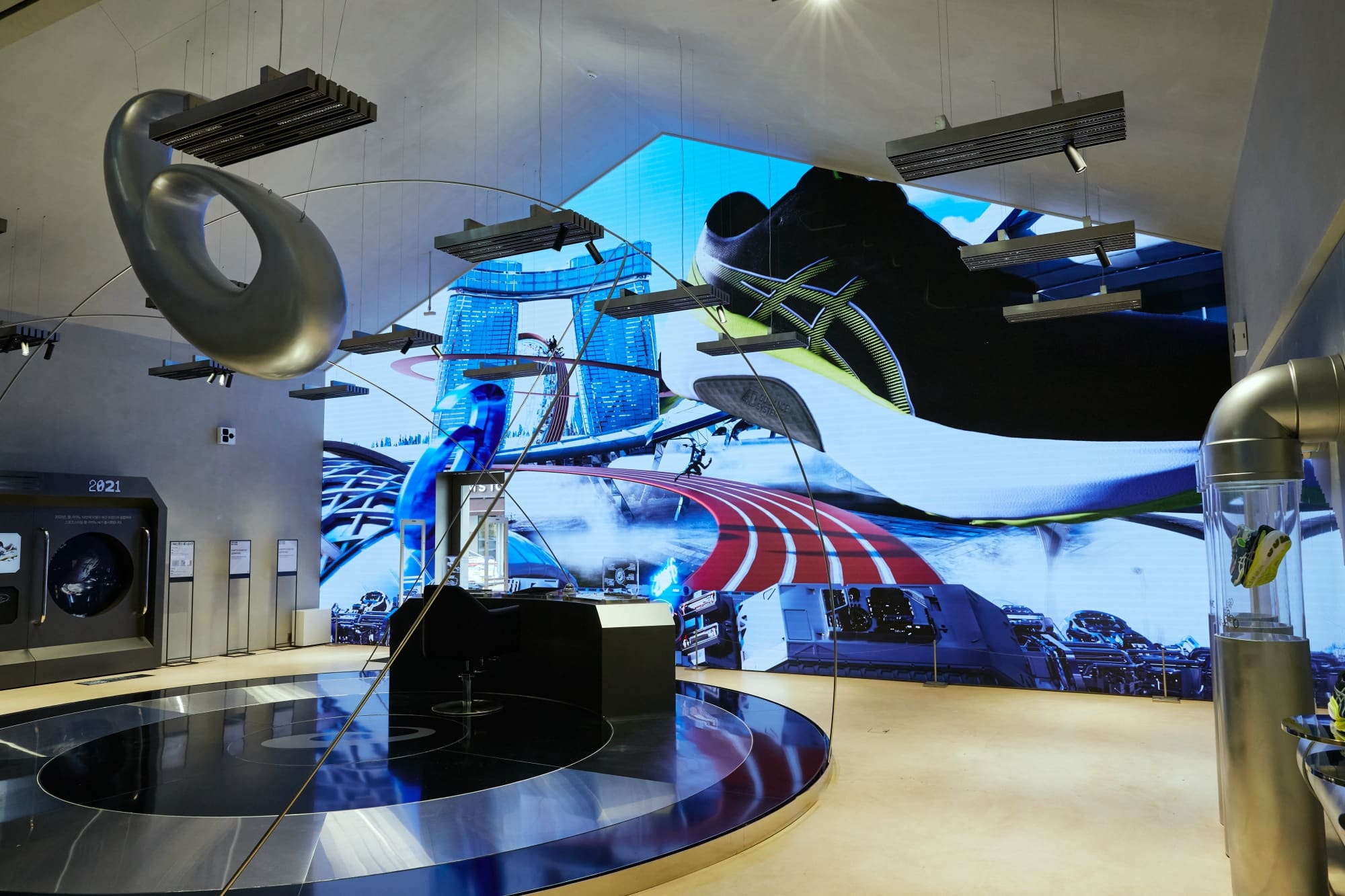 새로운 세상으로 향하는 아식스의 여정