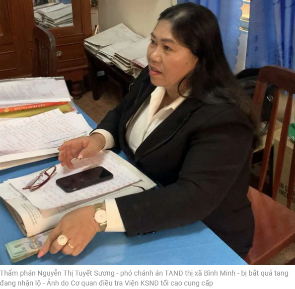 빈민 티사의 인민법원 부법원장인 법관 응우옌 티 뚜옛 스엉이 뇌물수수 중 현장체포되었습니다