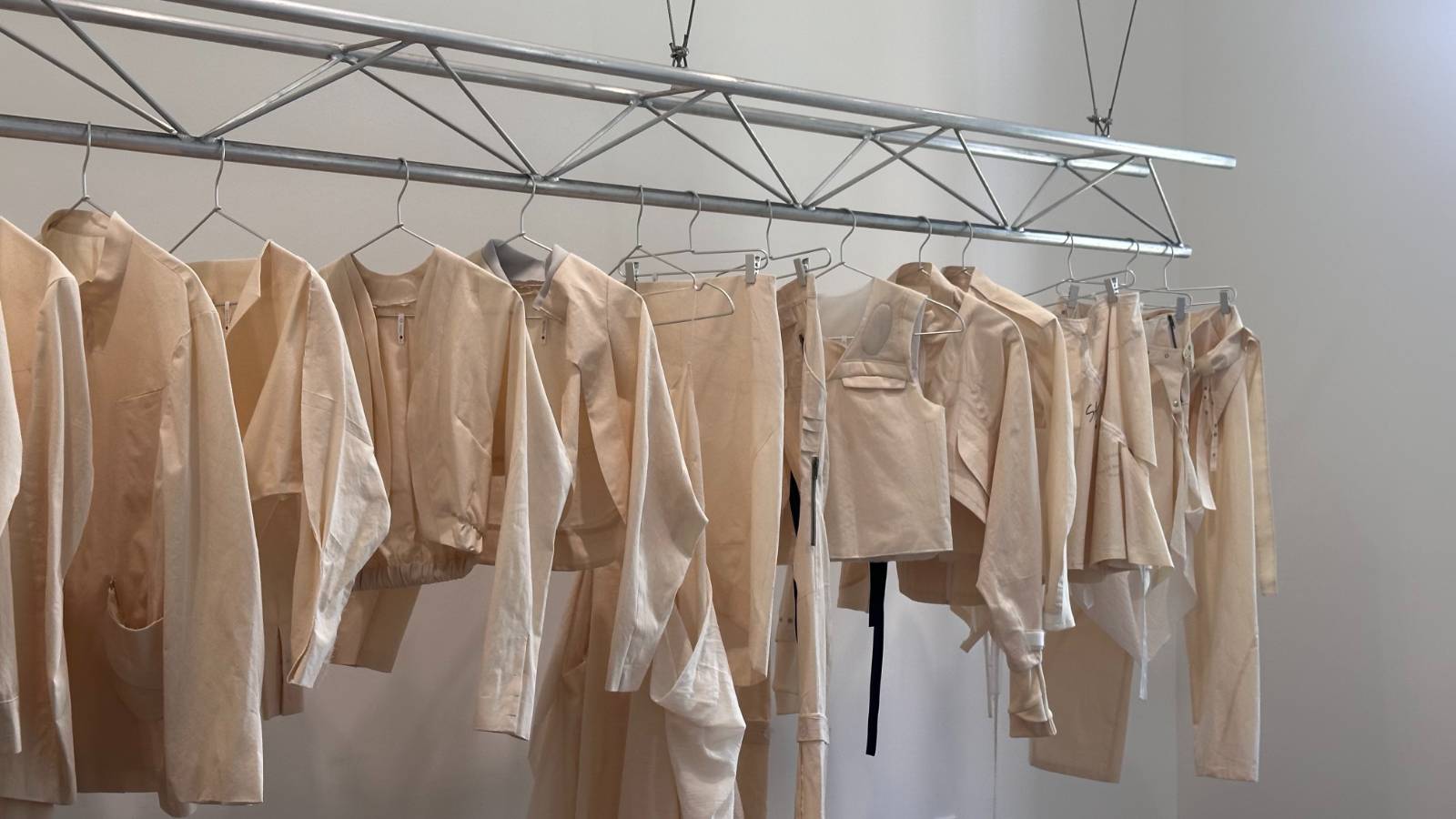 대기실 Antechamber, 2025, Aluminum hanger, aluminum showcase, table, clothes, personal objects, dimensions variable © 퍼니