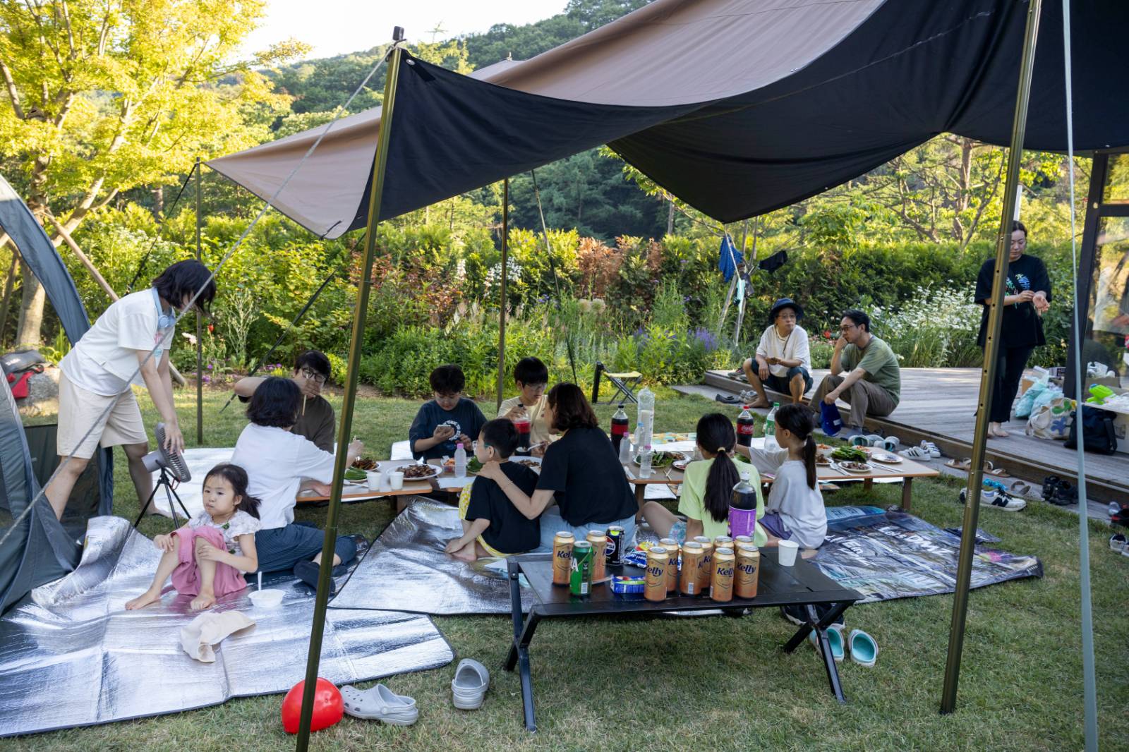 모두 모여 맛있는 식사를 하고 있는 모습이다