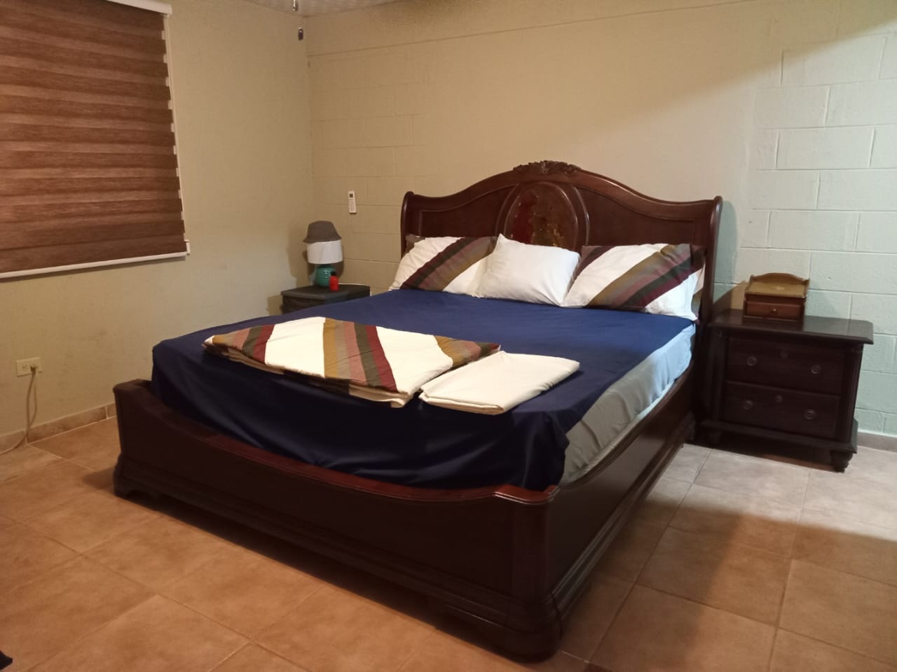 소형 냉장고 비치된 킹사이즈침대 객실 2, 퀸사이즈침대 객실 1, 더블사이즈침대 객실1, 거실, 테라스, 주차장, 정원.