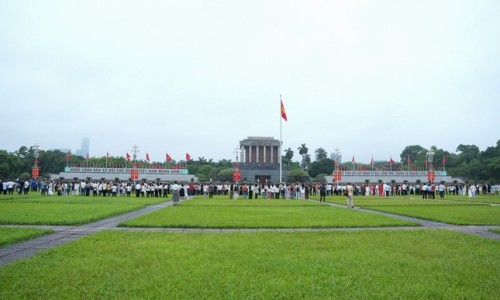 호찌민 주석 탄생 134주년 기념, 바딩 광장의 숭고한 국기게양식