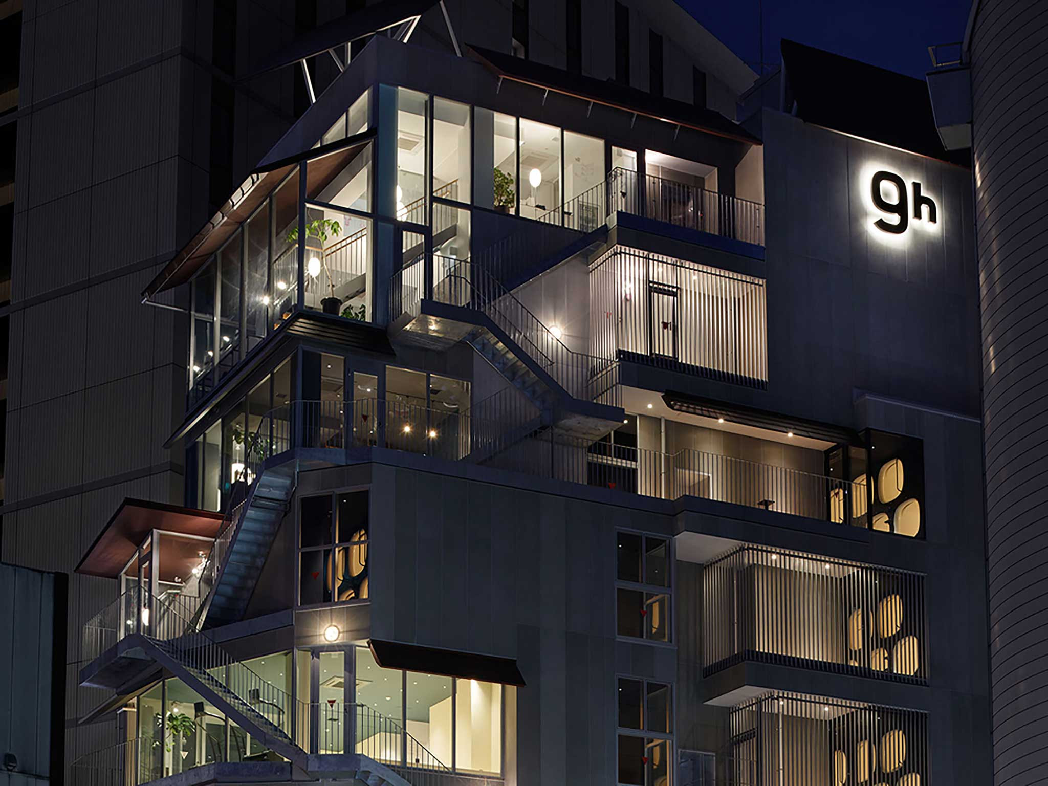 '나인 아워즈'는 짓는 호텔마다 건축으로서도 회자가 돼요. 모두 프로덕트 디자이너 시바타 후미에의 작품이에요. 