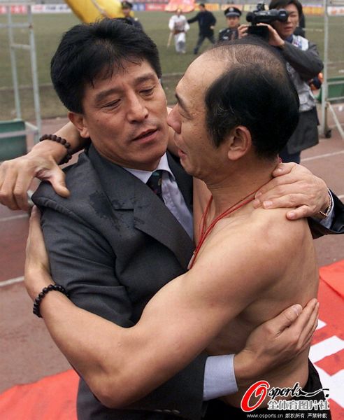 충칭 팬들에게 이장수 감독은 각별한 존재였다. 이장수 감독의 품에 안긴 남성은 이장수 팬클럽 회원. © 소후