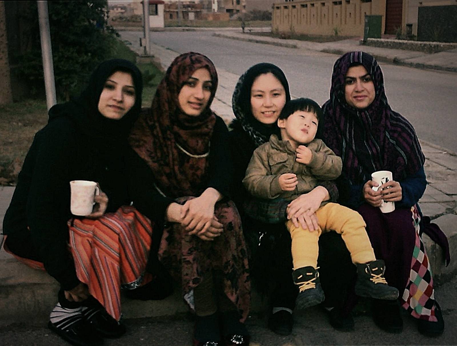 파키스탄 친구들과 다정히 : 왼쪽 두 번째 최소연 선교사_최소연 제공