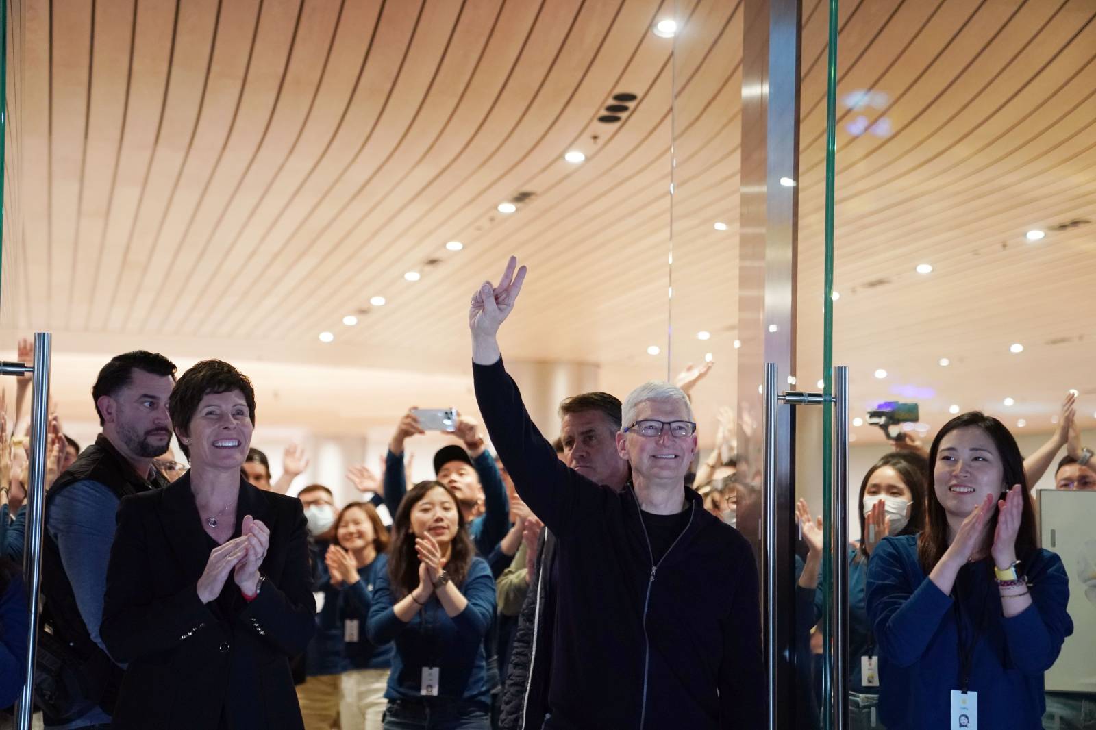 팀 쿡 애플 CEO가 지난달 21일 중국 상하이 장안점 플래그십 애플 스토어 개장식에 참석하고 있다. 신화통신=연합뉴스. 