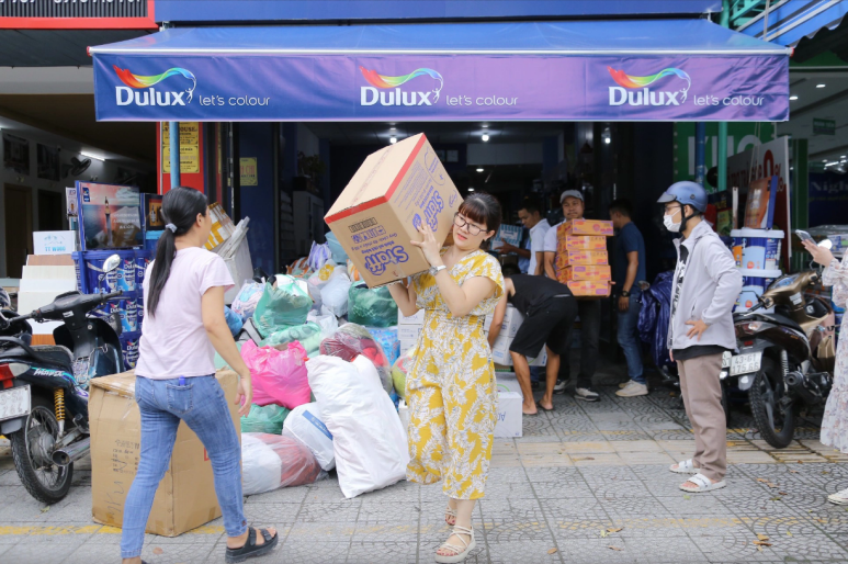 응우옌흐우토 로에 위치한 한 기부장소에서, 사람들이 제때 북부로 운송할 트럭에 적극적으로 물품을 운반합니다.