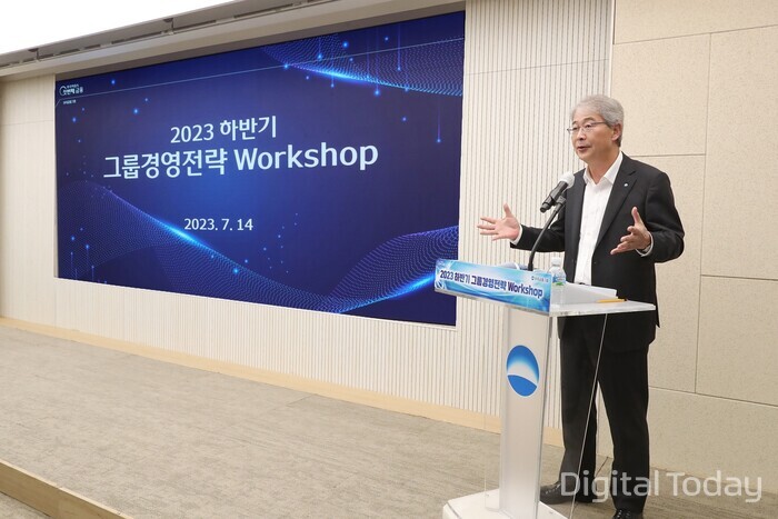 임종룡 우리금융그룹 회장이 우리금융그룹 2023 하반기 그룹 경영전략워크숍에서 향후 전략을 설명하고 있다. [사진: 우리금융그룹]