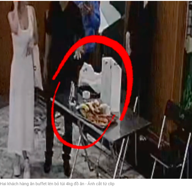 4kg음식을 가방에 넣은 두 뷔페 손님