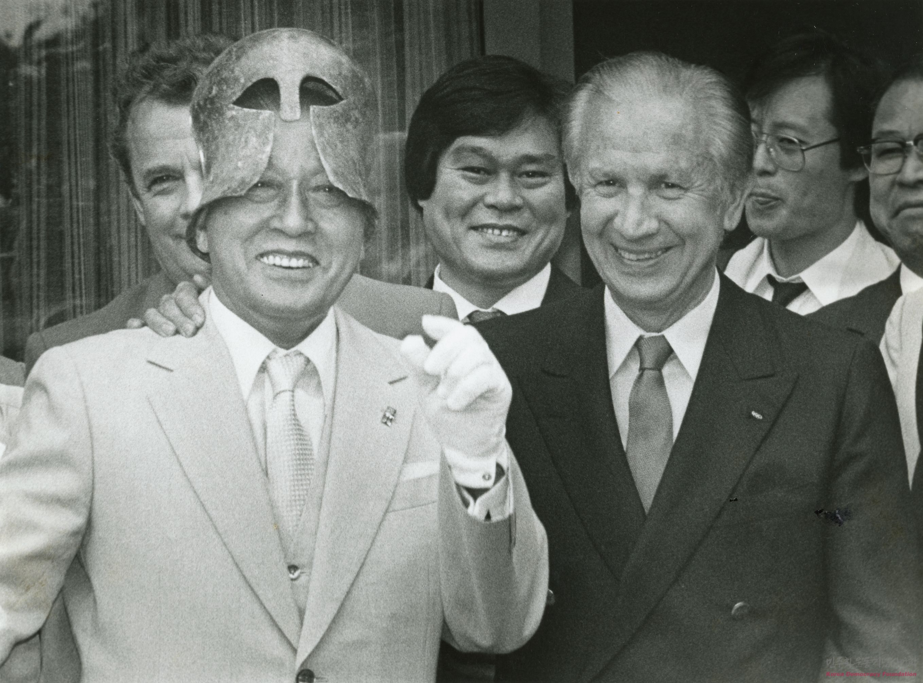 서독국가올림픽위원회는 86아시안게임 중에 1936년 베를린올림픽 당시 마라톤 우승자인 손기정에게 기증된 고대 그리스의 청동투구를 50년만에 전달했다. <출처 - 정태원>