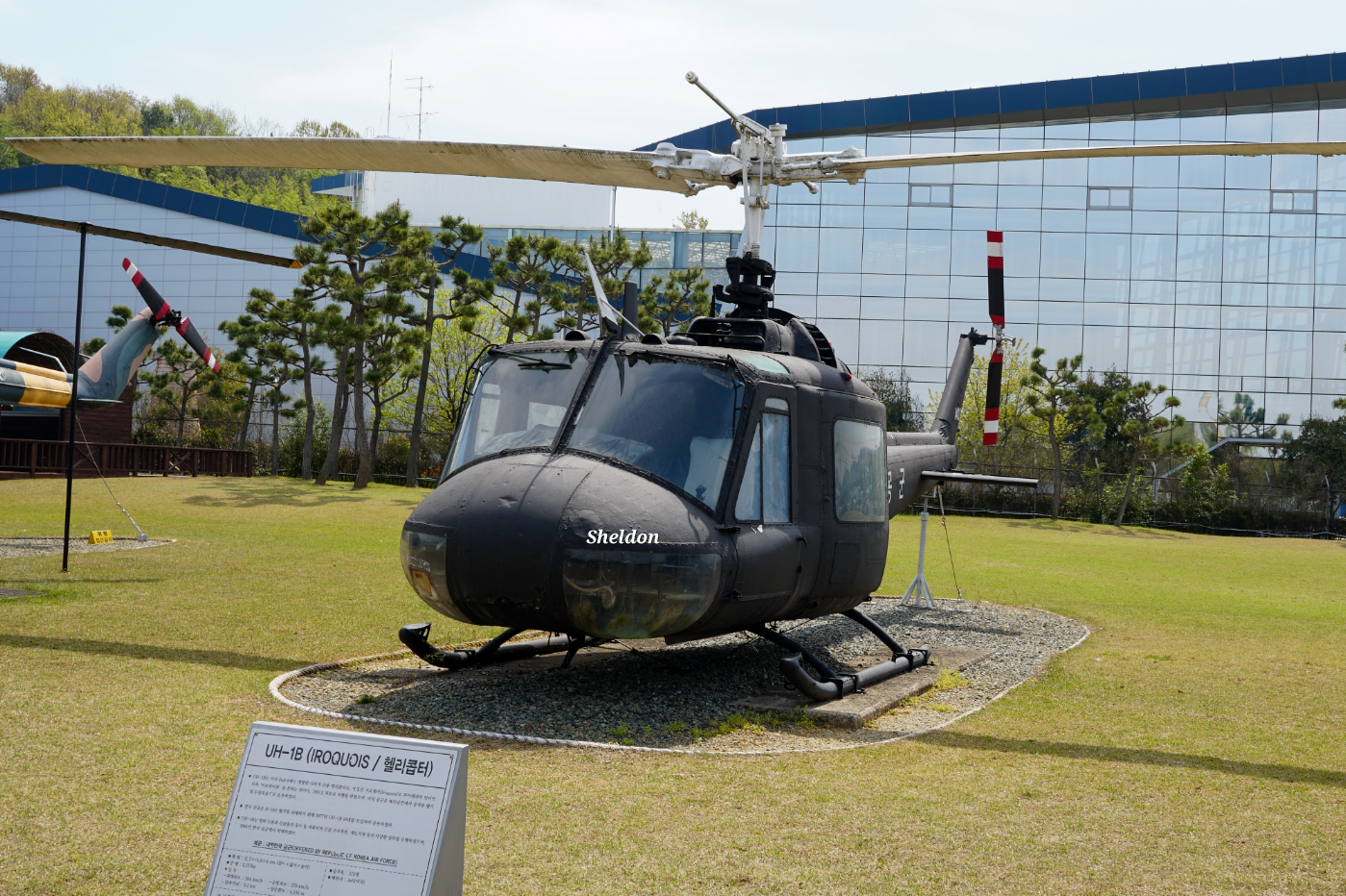 공군에서 H-19D를 대체하기 위해 도입한 UH-1B. 탐색구조용 헬기로 18대를 도입하여 운용하다가 1994년 퇴역하였다.
