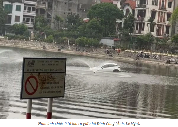 딩꽁호에 빠진 마츠다 승용차 사진
