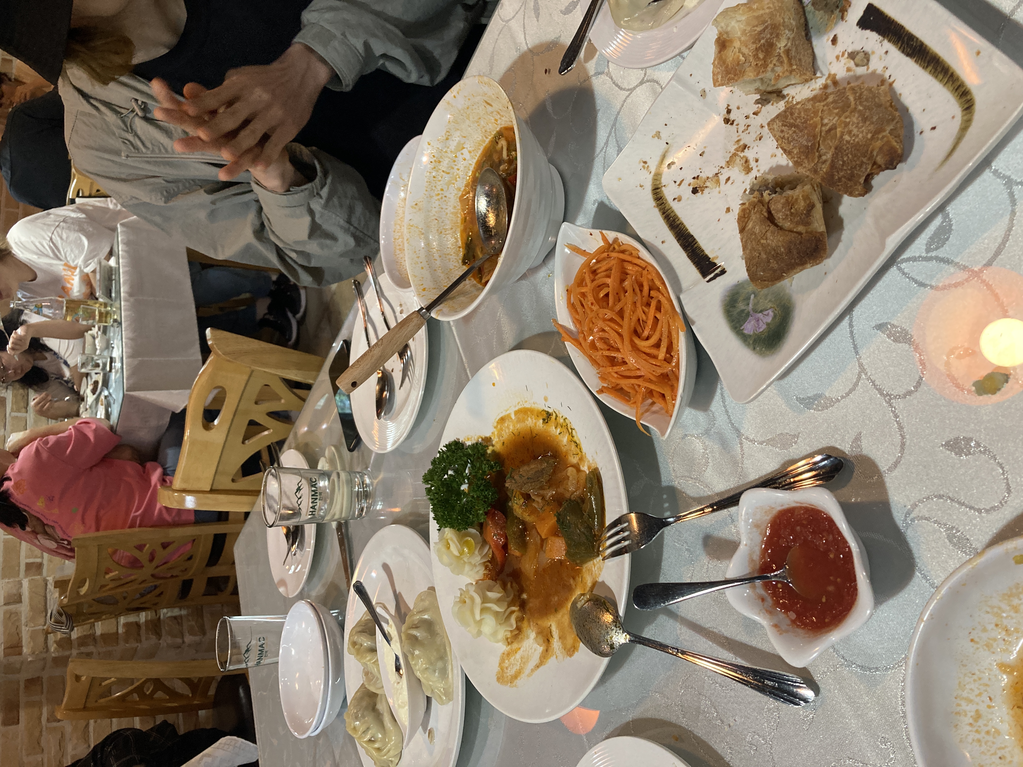 가운데 샐러드가 의외로 맛있었어요. 오른쪽 하단은 우즈베키스탄 고기빵인 삼사입니다. 