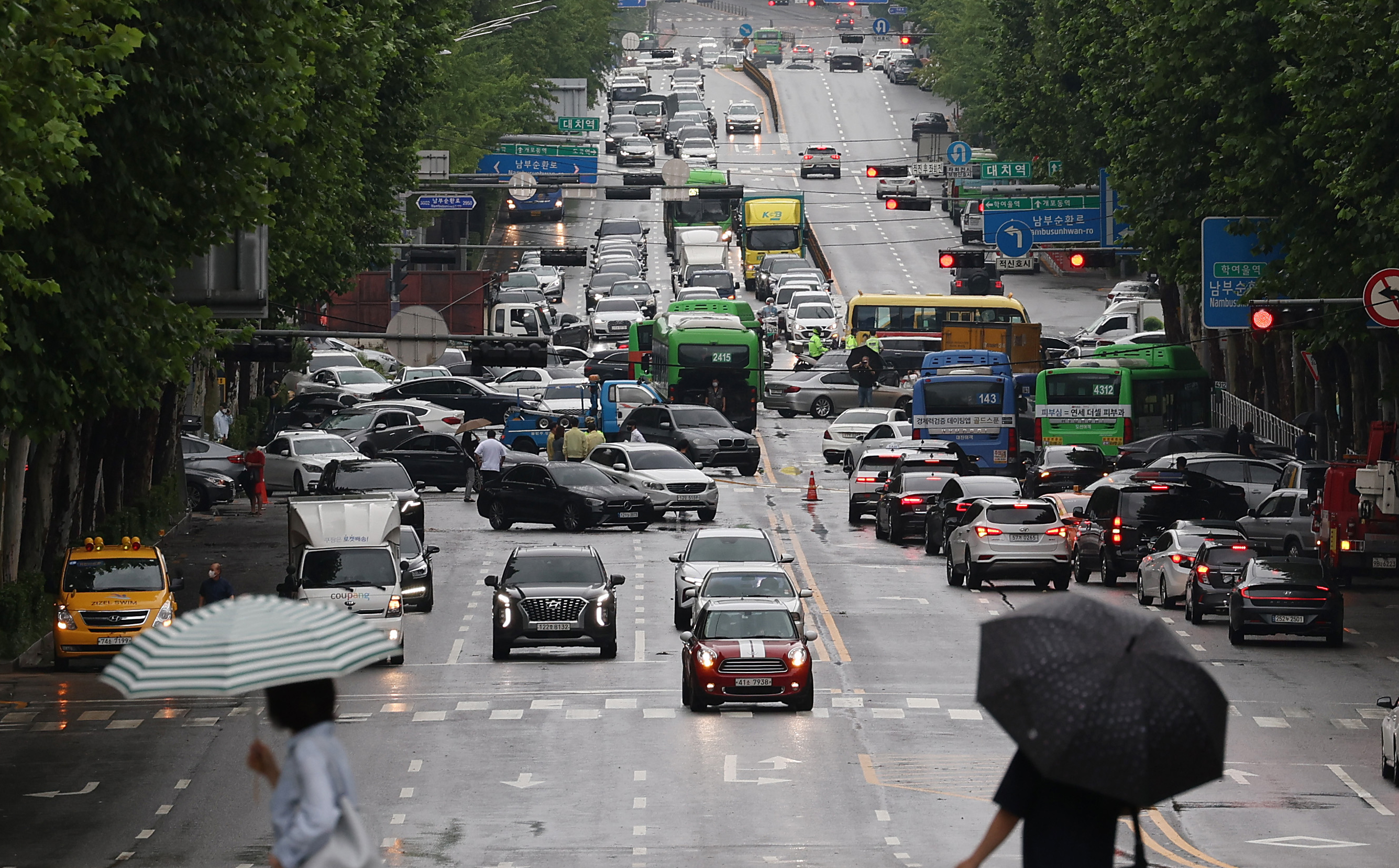 출근길 막아버린 폭우의 흔적... 9일 오전 강남구 대치역 인근 도로에 지난밤 폭우로 침수된 차들의 모습. 연합뉴스