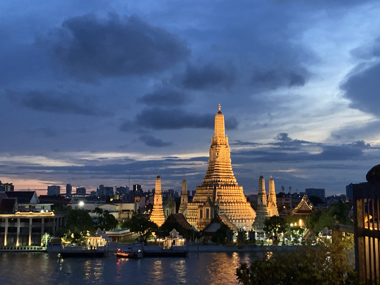방콕의 왓아룬 사원 노을과 어울리는 모습이 넘 이쁘죠!