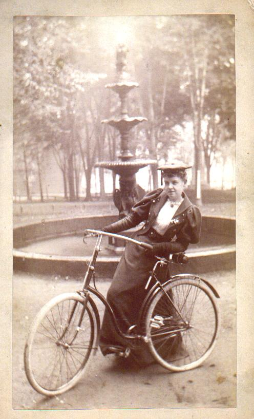 1890년대 자전거를 탄 여성. ⓒ WIKI