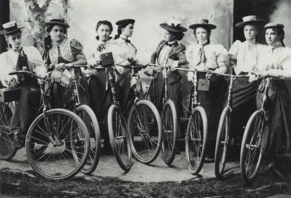 1900년대 각각 자전거를 들고 서 있는 8명의 여성. ⓒ 위스콘신 역사 학회