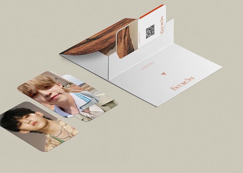 세븐틴의 'Face The Sun' 위버스 앨범에는 카드 홀더, QR 카드, 포토카드, 유저 가이드만 들어 있다.