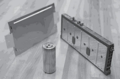 왼쪽부터 파우치형, 원통형, 각형 배터리의 모습 (사진 출처: Battery packaging - Technology review, Eric Maiser)