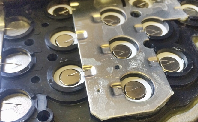 셀이 금속 와이어로 연결된 원통형 배터리 팩의 모습 (사진 출처: EV West)