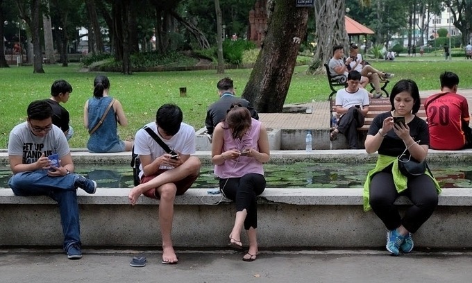 2019년 호치민시 다오단 공원에서 휴대폰을 사용하는 베트남 젊은이들