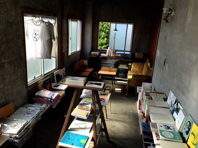 '시오리 INN' 안에는 책과 기타 궂즈를 살 수 있는 공간도 있어요.