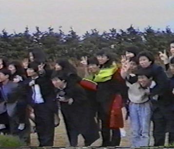 1989년, 단체 제주도 신혼여행에서 기념촬영을 하는 신혼부부들(이미복 기증 영상 중 캡처)