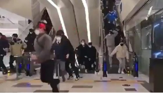 지난 1월 14일 신세계백화점 대구점. 한정판 나이키 운동화를 사려고 앞다퉈 매장으로 달려가는 모습. 유튜브 캡처