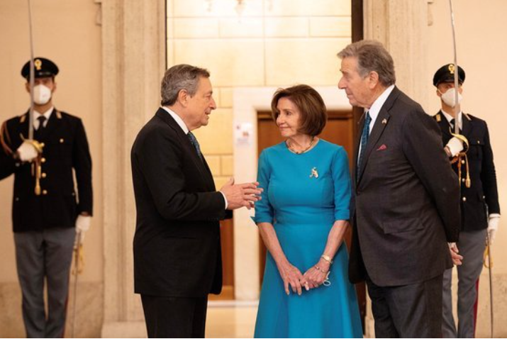 지난해 10월 이탈리아를 방문해 마리오 드라기(맨 왼쪽) 총리를 만나는 낸시 펠로시(가운데) 미 하원의장과 남편 폴 펠로시. 로이터=연합뉴스