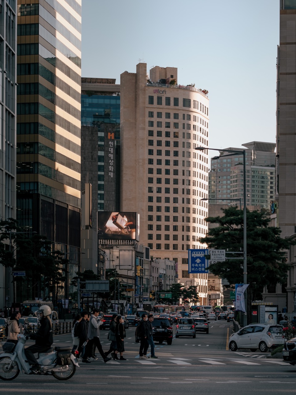 저는 서울시청-회현역 구간의 동네를 정말 좋아합니다. 분주한 느낌이 한껏 느껴지는데, 건물들도 정말 서울스러운 맛이 물씬 살죠.&nbsp;