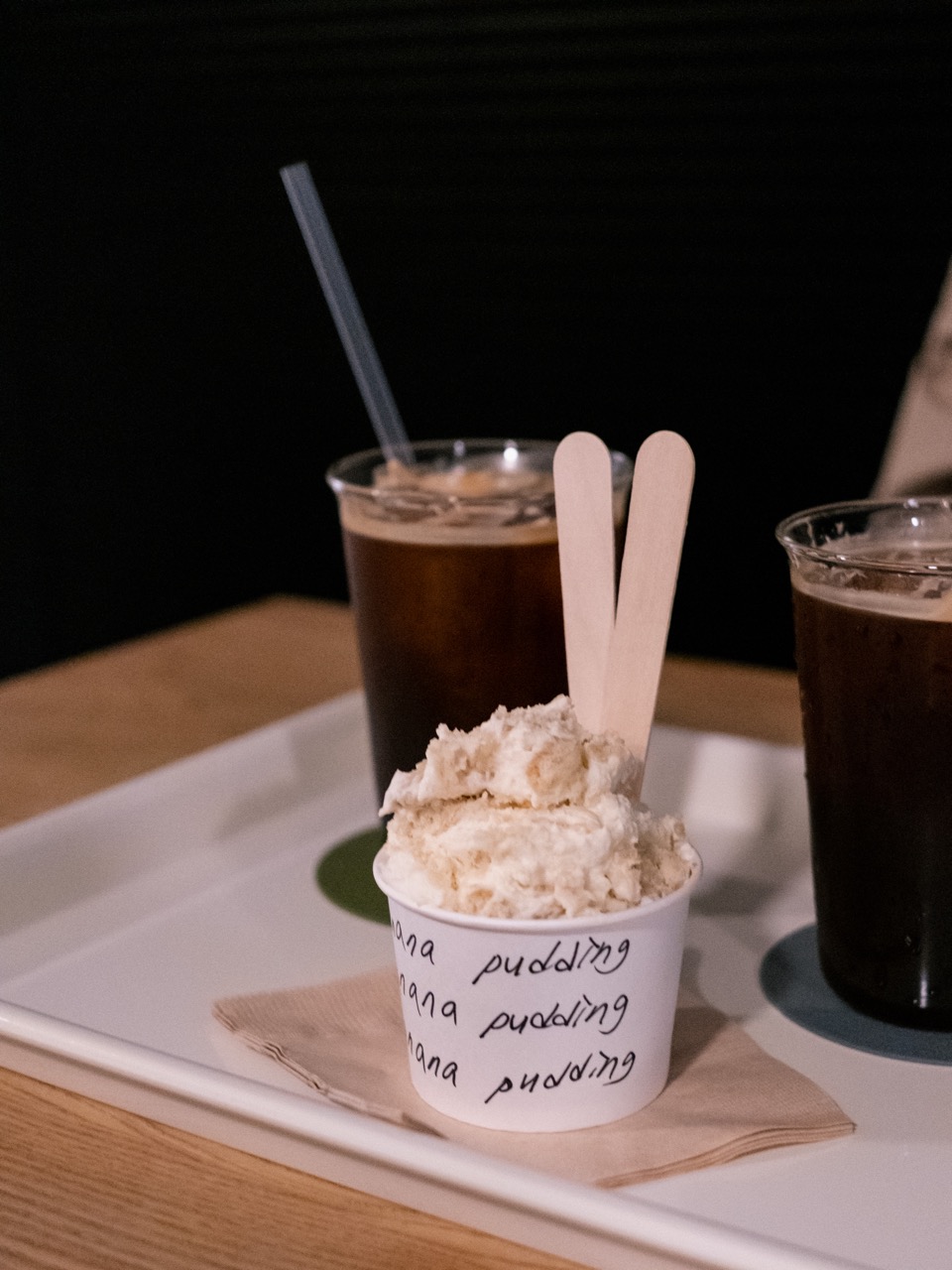 며칠 전에 친구와 함께 간 카페에서 먹은 바나나 푸딩이에요. 정말 맛있었지만, 제 안의 마지막 양심은 혹시 이러다 당뇨병 같은 게 생기는 것 아닐까? 하는 자괴감을 불어넣었죠.