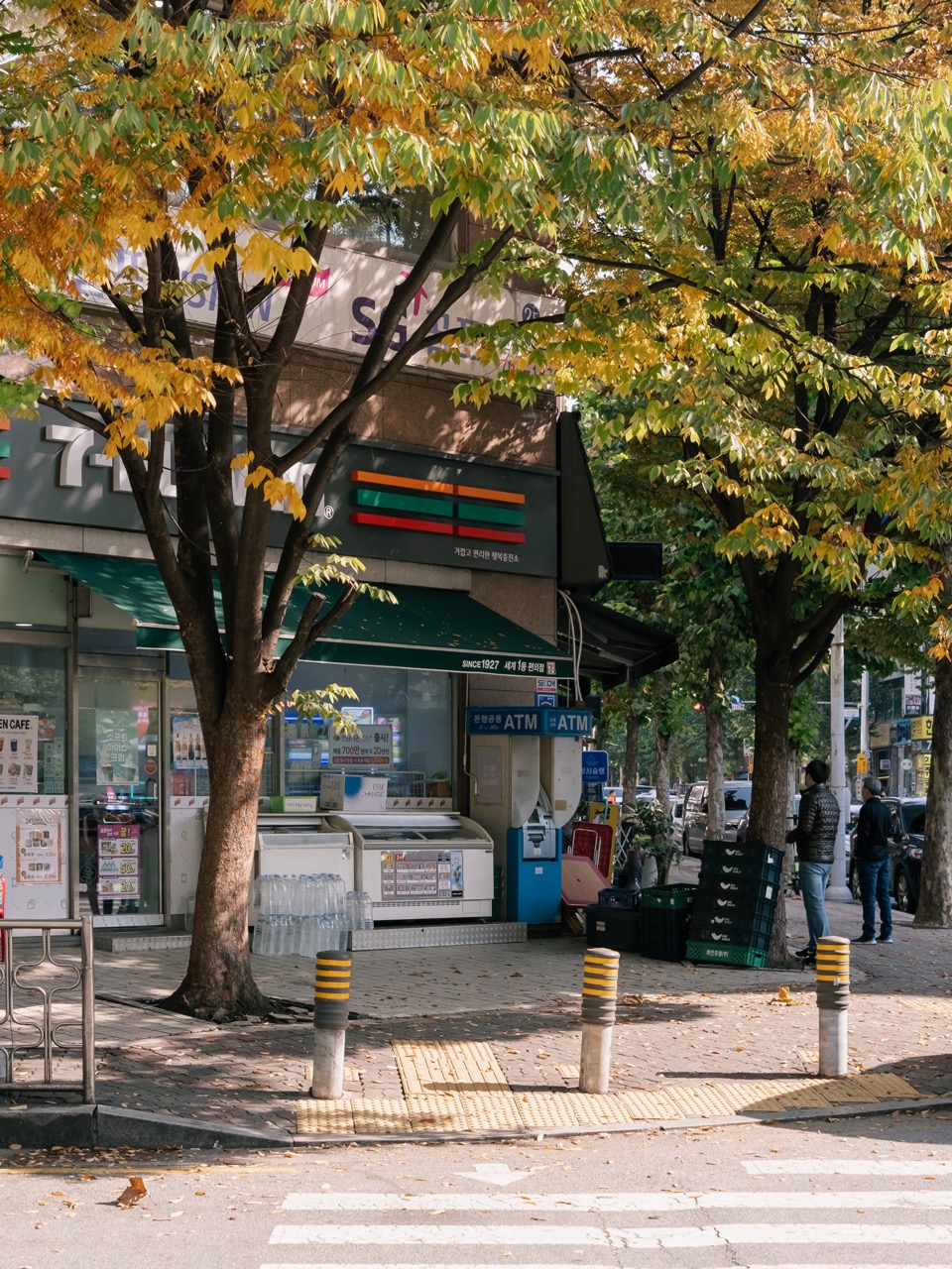어제는 사촌형의 결혼식이었습니다. 작은 카메라를 들고 결혼식에 참석했어요. 빛이 마침 좋은 날이어서 길거리 사진도 조금 찍었습니다.