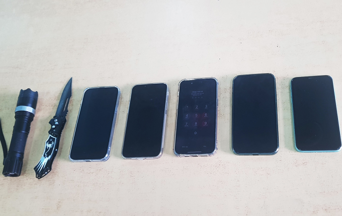 공안이 뚼 일당에게 압수한 물품과 흉기