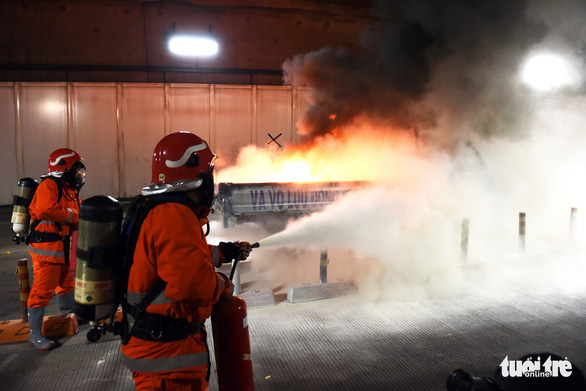 10월 27일 아침뉴스: 훈련으로 사이공 강 터널 차량통행 금지. 의료보험 1조330억 동 장벽 해소의 썸네일 이미지