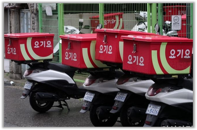 요기요 라이더들의 오토바이 (출처 : 아시아 경제)