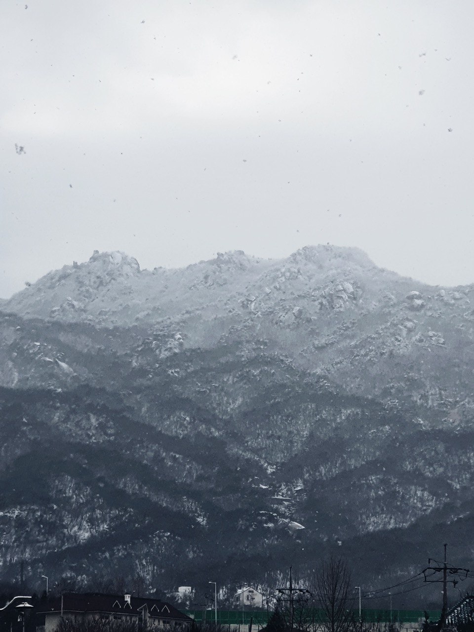 저희 집은...대자연입니다. 눈이 오면 저희 집 앞에는 장엄한 설산이 보여요.