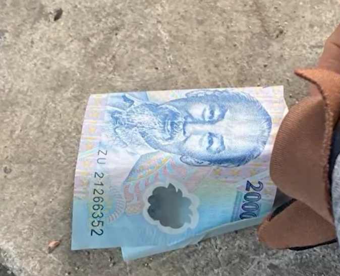 이들의 마약 배달 신호는 수령인에게 미리 지폐사진을 찍어보내 일련번호가 같은 지 확인하는 방식이었다고 하네요.