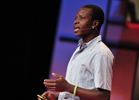 실존 인물인 윌리엄 캄쾀바가 TED에서 강연하는 모습
