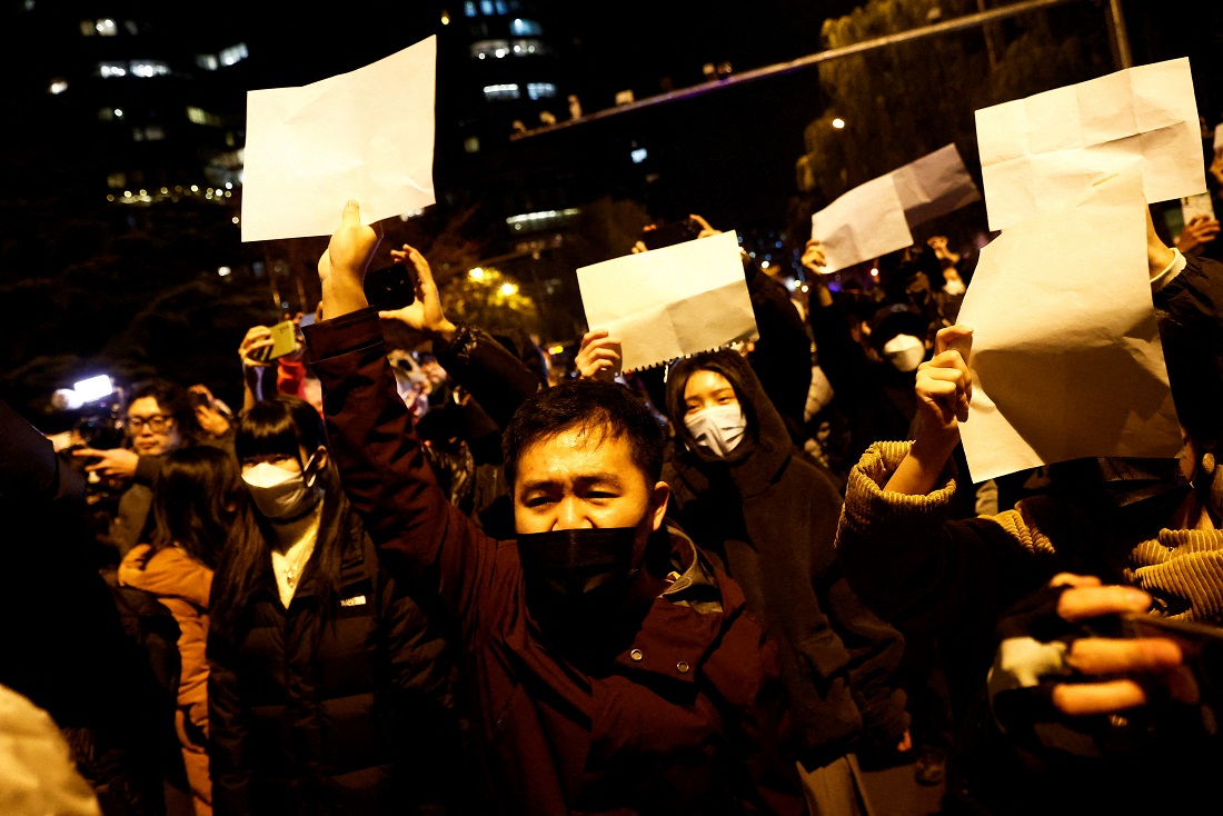 지난달 27일 중국 베이징에서 시민들이 정부의 제로 코로나 정책에 항의하기 위해 백지를 들어보이며 시위를 벌이고 있다. 로이터