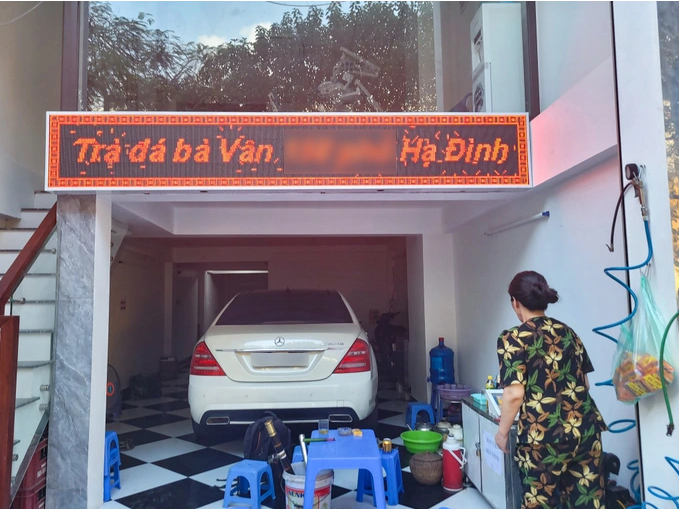 건물은 자식들 건데 1층은 임대를 안해서 번 씨가 쓰는 거고 딸이 LED간판을 달아줬다고 합니다...그게 오해의 시작인듯