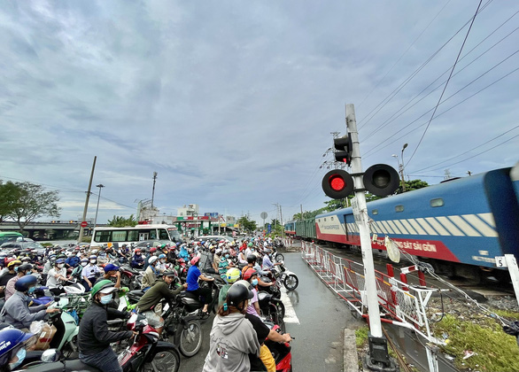 12월17일 아침뉴스: 호치민시와 인근지역 철도 투자 제안. 사회주택 10%만 수익의 썸네일 이미지