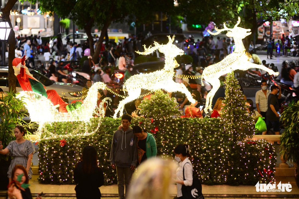 호치민시 1군 응우옌훼보행자거리의 호텔 앞 순록 모습